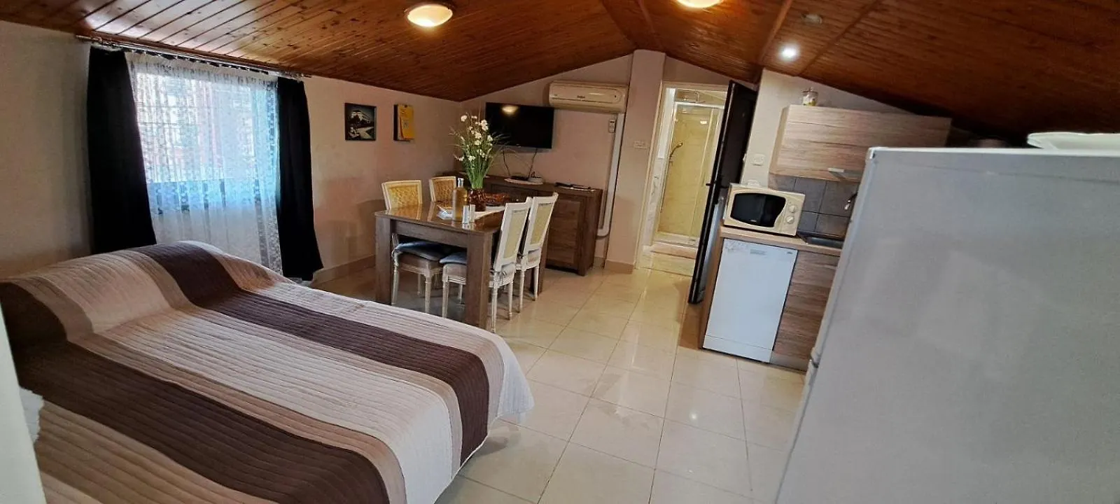 Apartments Dorde & Anna 파자나