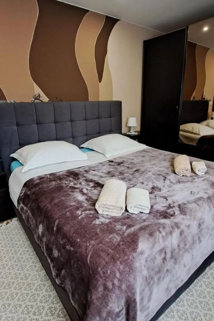 Apartments Dorde & Anna 파자나