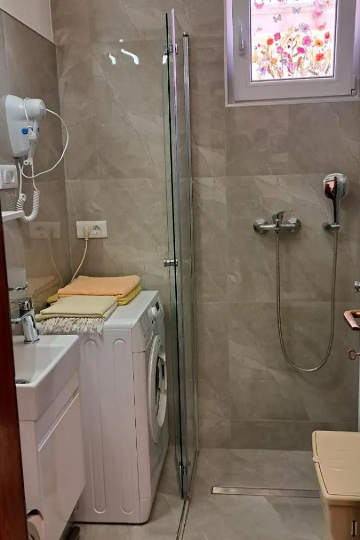 Apartments Dorde & Anna 파자나
