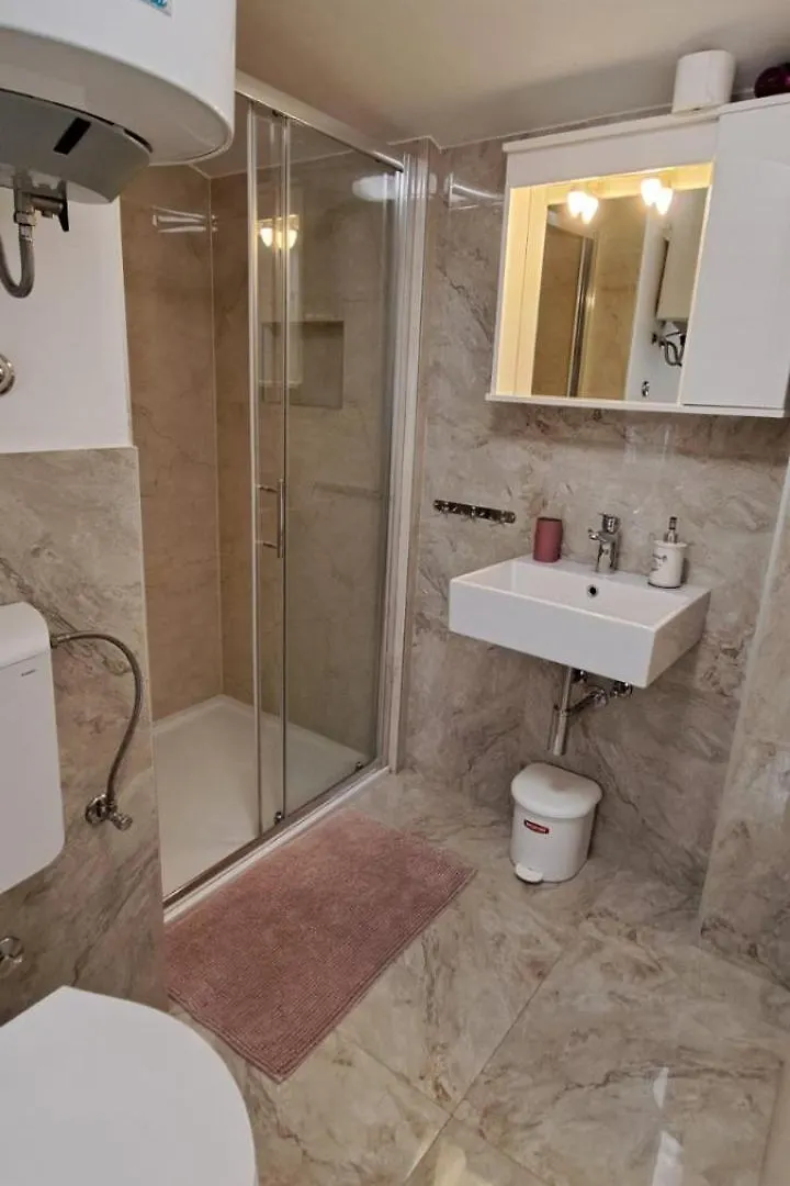 Apartments Dorde & Anna 파자나